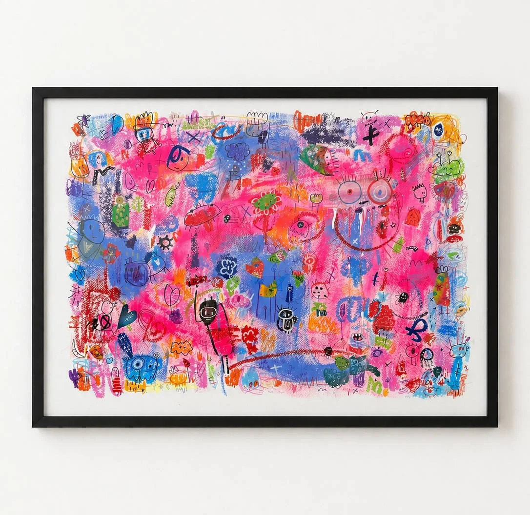 Peinture abstraite colorée avec des dessins enfantins, principalement en rose, bleu, vert et orange, dans un cadre noir.