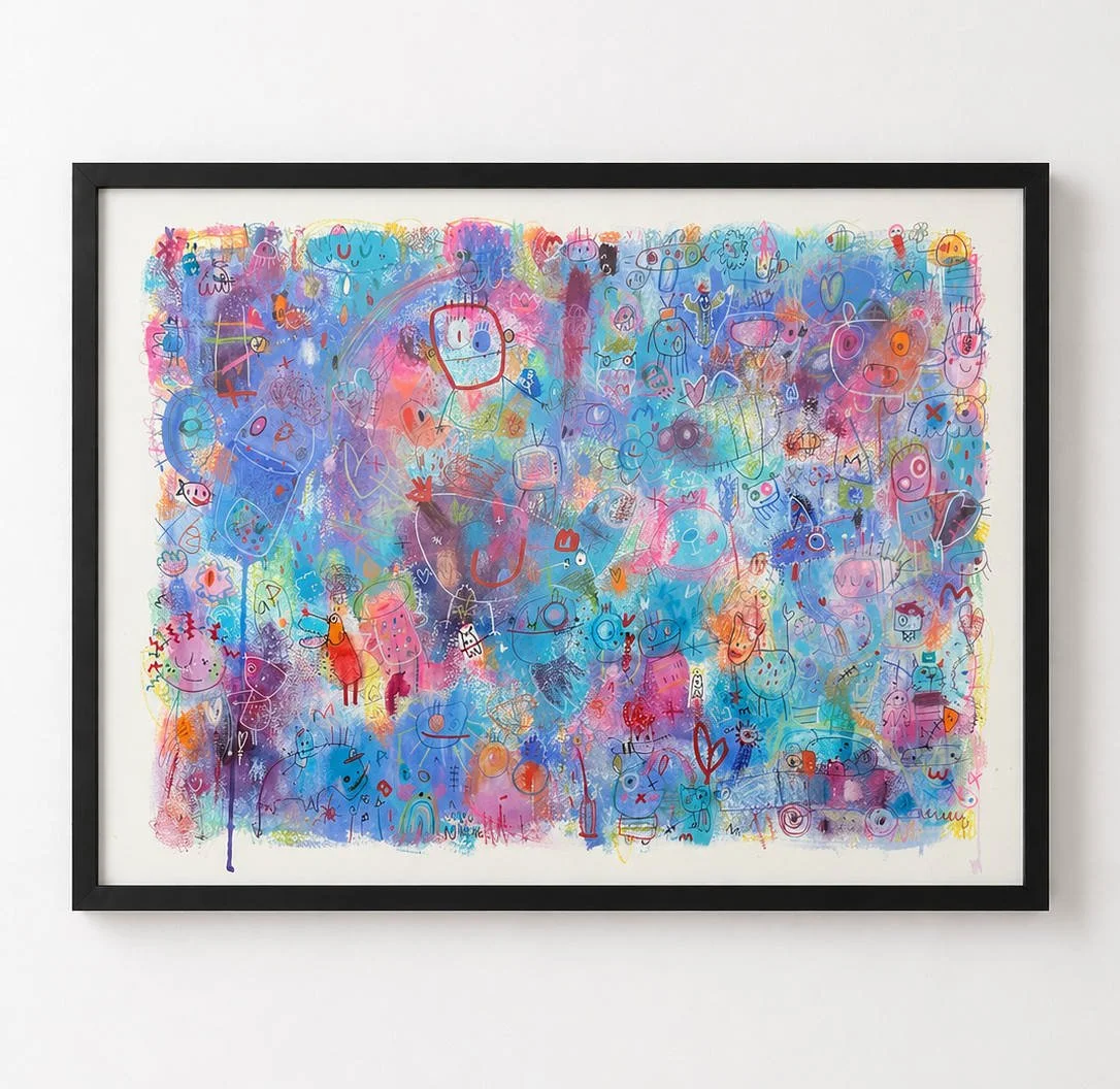 Une peinture colorée abstraite remplie de nombreux dessins de visages et de formes diverses, encadrée en noir, accrochée à un mur blanc.