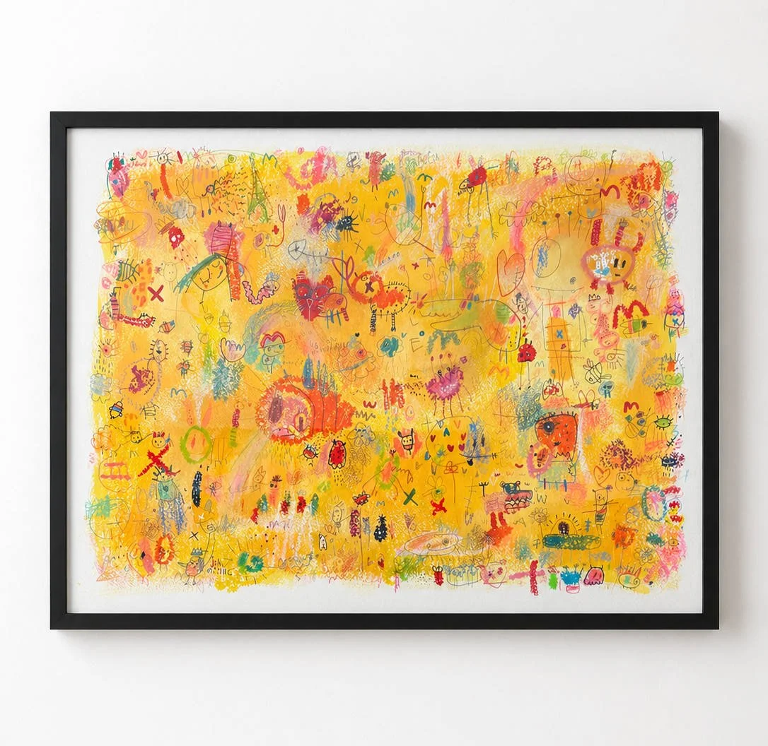 Peinture abstraite vivante avec de nombreux dessins colorés, mots et symboles sur fond jaune, encadrée en noir.