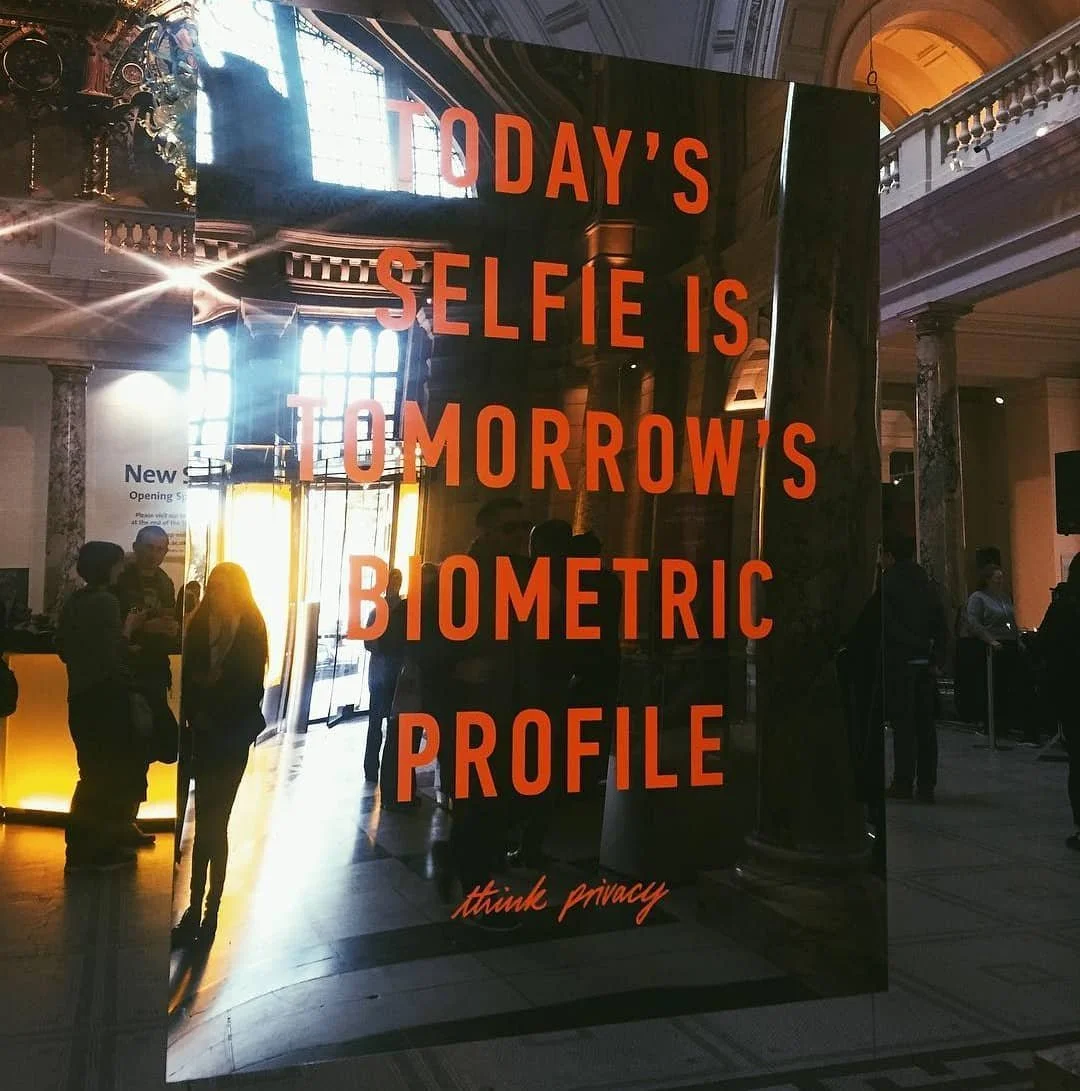 "Today's Selfie is Tomorrow's Biometric Profile", obra exposta no #vamuseum, do artista Adam Harvey.