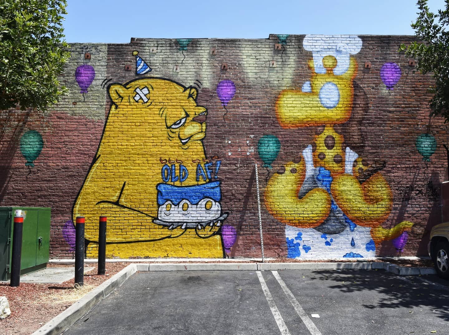 🐻🥊🎂🎈🦒 Finished collab between @jcrivera &amp; @rifrafgiraffe 🐻🥊🎂🎈🦒

📍Find it at Crenshaw &amp; W Washington Blvd on the side of Mid-City's Pacific French Bakery!!

📢 Shout out to our sponsors!! @giphyarts 🦠 @kobrapaint 🎨 @liquiddeath ☠ 