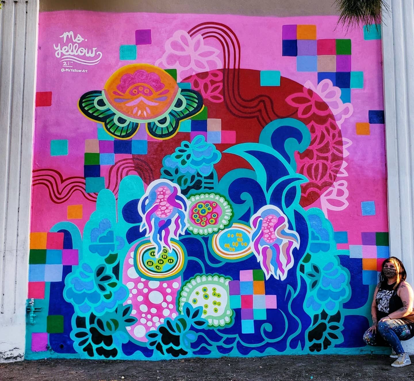 🌺🏝☀️ This bright new mural by @msyellowart is like paradise on a wall 🦋🏵🐙 Find it at @altalomaelementaryschool!! 

🌊 Cheers to our sponsors @giphyarts 🦠 @kobrapaint 🎨 @liquiddeath ☠ @1111.projects 🖌 &amp; members of @minclaorg Public Arts Co