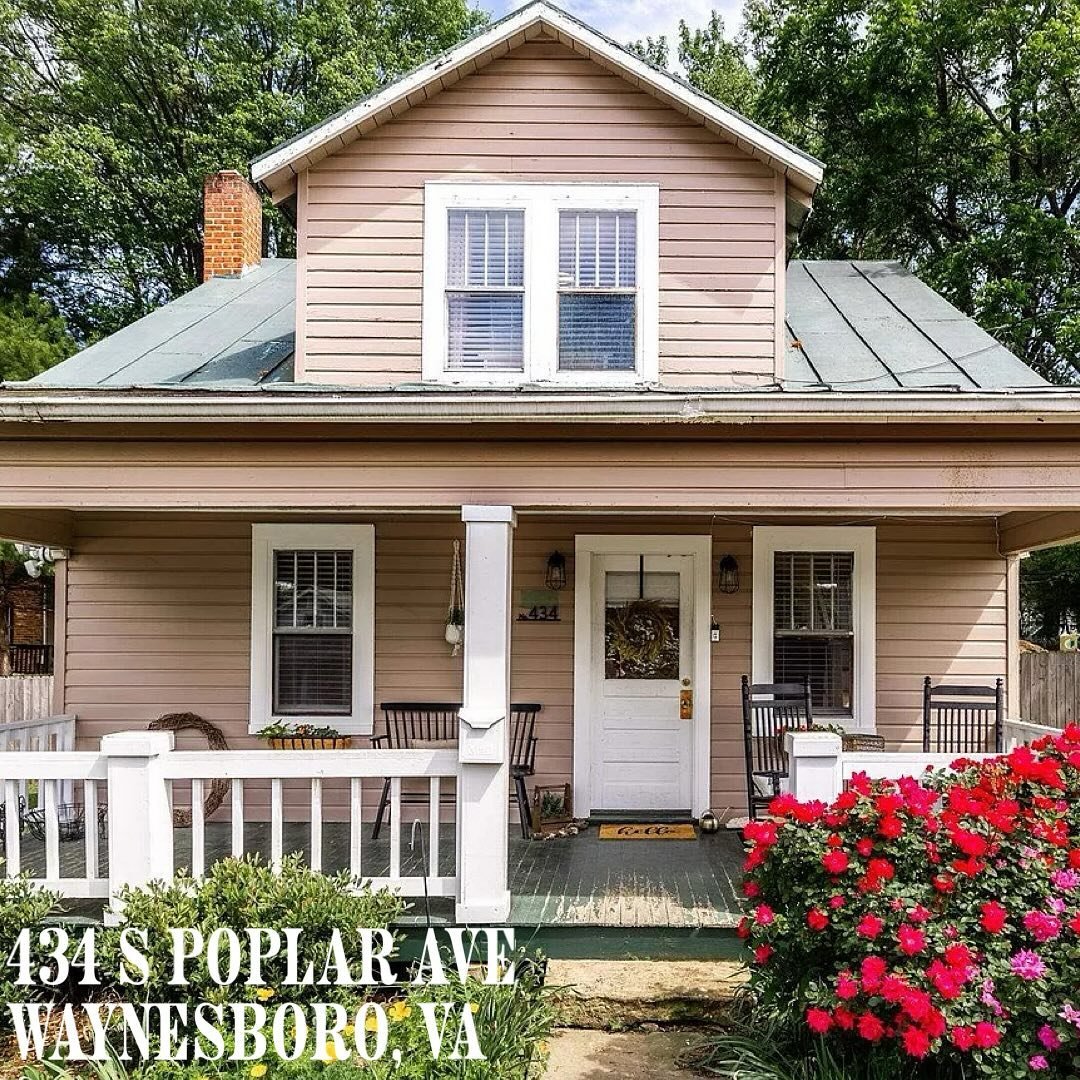 Cute as a button in the City of Waynesboro 🧵

434 S Poplar Ave was one of those listings that stopped me in my tracks when I saw it pop up on the MLS 

A wrap around porch, pink-hued siding, wood floors, and sprawling established gardens - I&rsquo;m