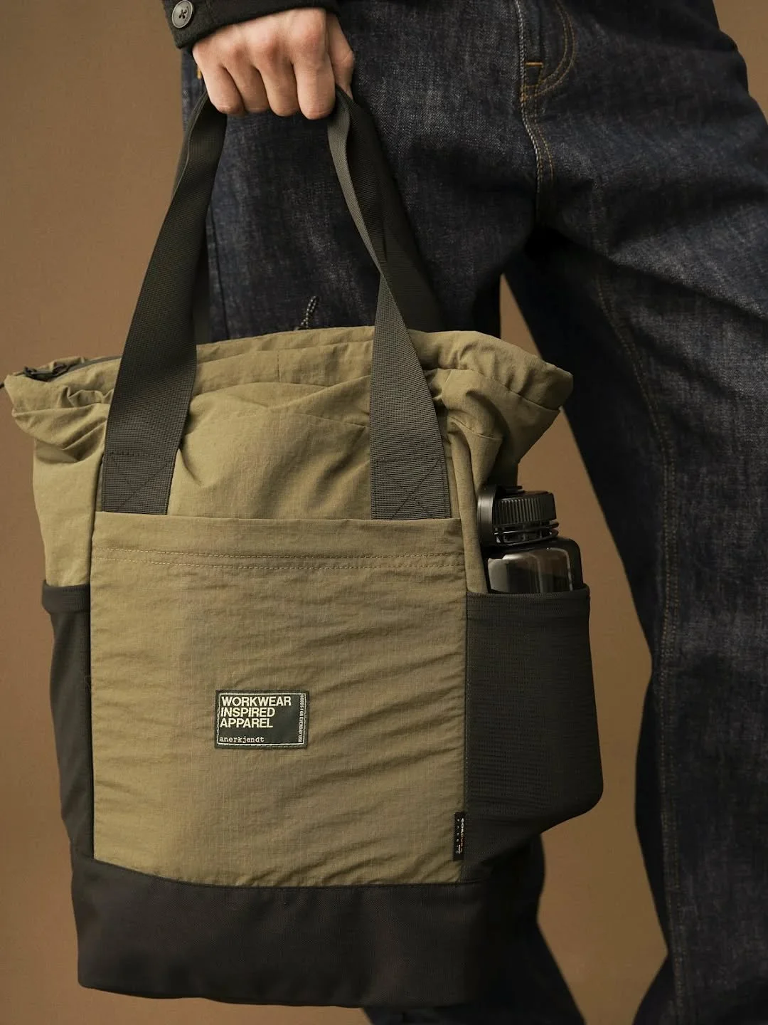 Esta &eacute; a totebag da @anerkjendt_official 

Feita em ripstop de #cordura &reg;, &eacute; super leve e resistente a abras&atilde;o e &aacute;gua.

As suas m&uacute;ltiplas al&ccedil;as permitem que a use ao ombro, como mochila ou a tiracolo.

Te