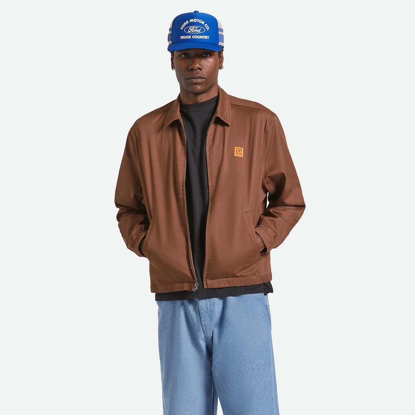 Este &eacute; o Union Relaxed Harrington Jacket da @brixton 

&Eacute; um casaco de meia esta&ccedil;&atilde;o, com fecho de correr, bolsos laterais e um no peito, e ainda el&aacute;stico nos punhos e na parte inferior, para um fit confort&aacute;vel