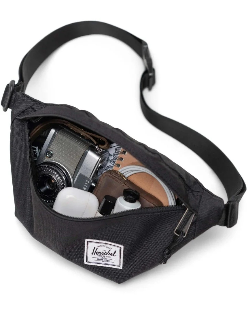 Chaves, carteira, telem&oacute;vel, bora!

Na cintura ou a tiracolo, na Classic Hip Pack cabem todos os itens essenciais do seu dia-a-dia.

#herschel #thefinestquality #breeducs