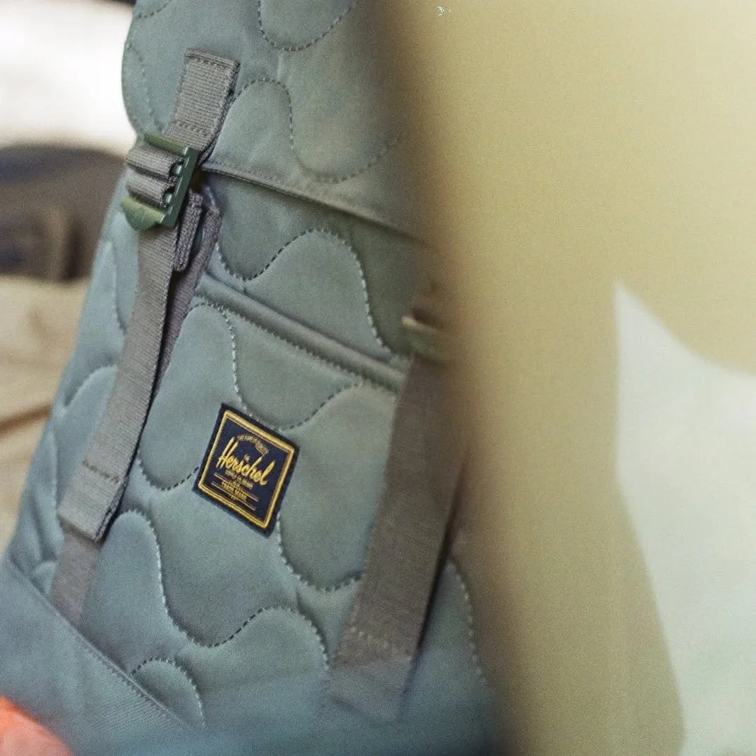 A mochila Retreat&trade; foi reinvententada com um acolchoado ligeiro em forma de cebola, inspirado no equipamento t&aacute;tico e nos casacos bomber vintage. 

Possui um forro contrastante e v&aacute;rios bolsos para transportar e organizar tudo o q