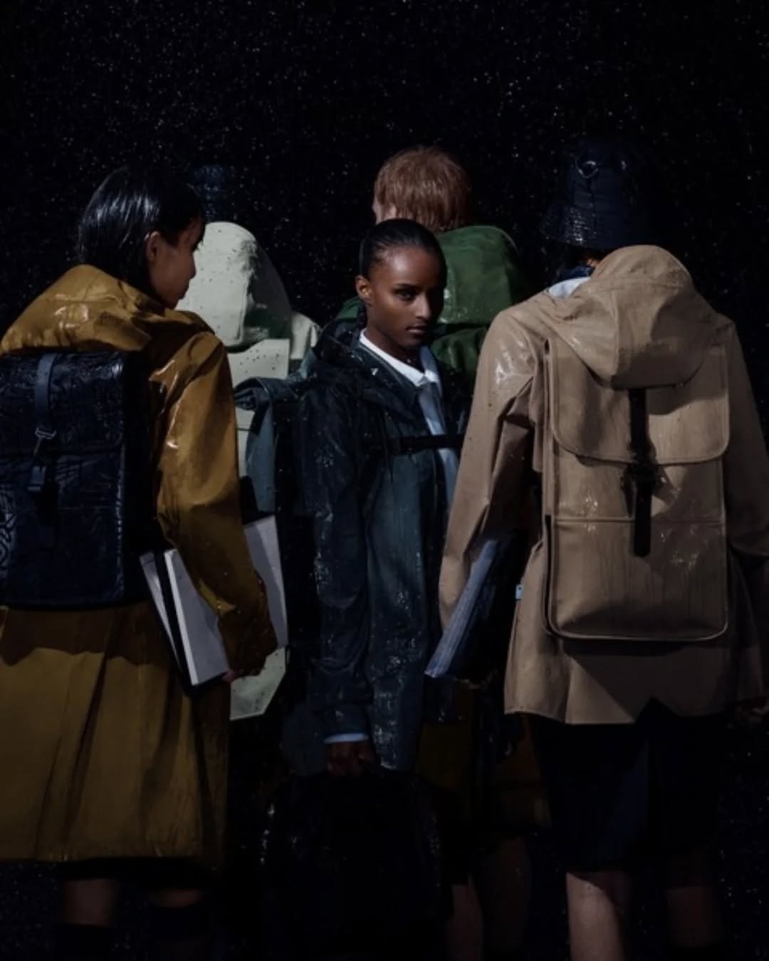 Novas cores, novos modelos, novas etiquetas e a mesma qualidade e estilo de sempre.

Nova cole&ccedil;&atilde;o #ss26 da @rains 

#waterproof #breeducs