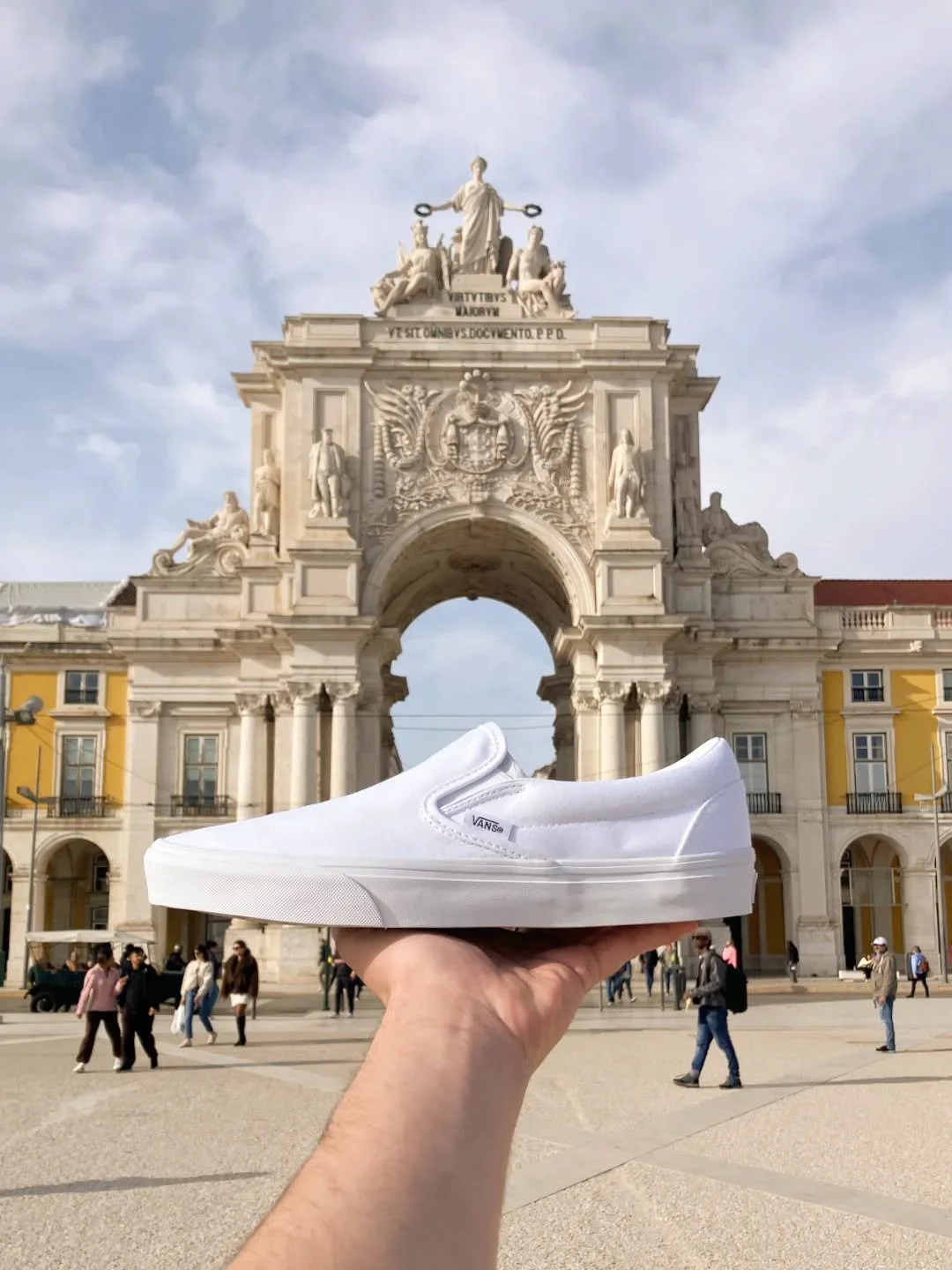 10 anos depois do meme, e 47 anos do seu lan&ccedil;amento, os Classic Slip-on brancos da @vans_europe est&atilde;o de volta &agrave; Breed!

Dispon&iacute;vel noutras cores tamb&eacute;m 👀

#damndaniel #backatitagain #whitevans #breeducs