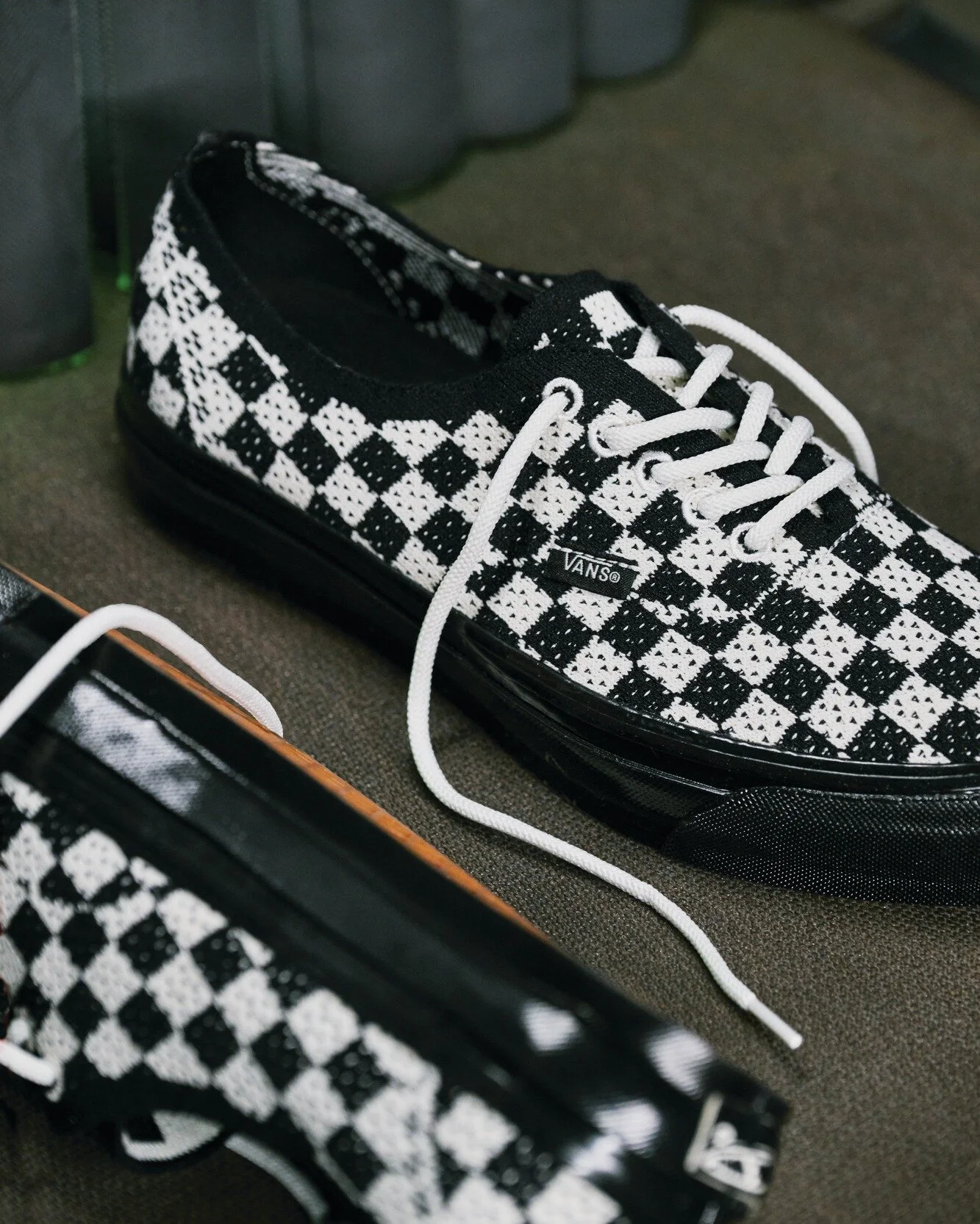 Diretamente dos anos 60, os vans authentic est&atilde;o de volta com o cl&aacute;ssico padr&atilde;o checker e uma nova palmilha em espuma para um conforto que durar&aacute; todo o dia.

#vans #checker #breeducs