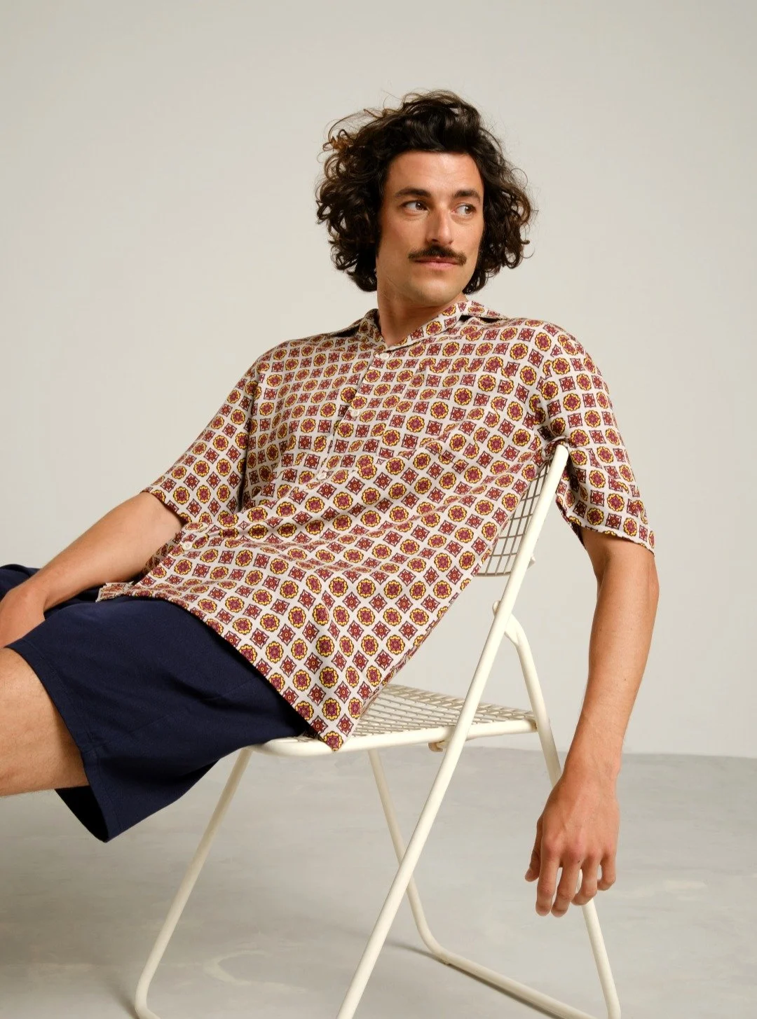 Uma camisa de resort descontra&iacute;da, com um corte relaxado e mangas curtas. 

O padr&atilde;o &laquo;Medallion Checks&raquo; apresenta medalh&otilde;es redondos e motivos em losango alternados, dispostos numa grelha organizada, sobre um fundo br