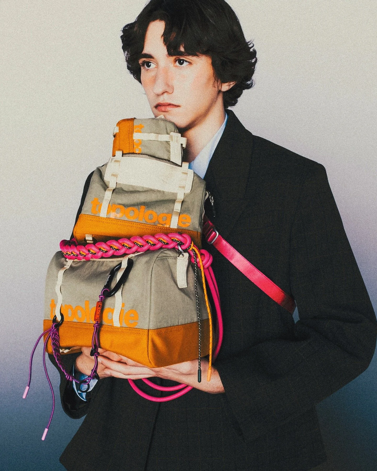 N&atilde;o sei se j&aacute; tiveram oportunidade de ver, mas a nova cole&ccedil;&atilde;o da @topologie.official est&aacute; fort&iacute;ssima.

Aqui fica uma amostra.

#topologie #orange #breeducs