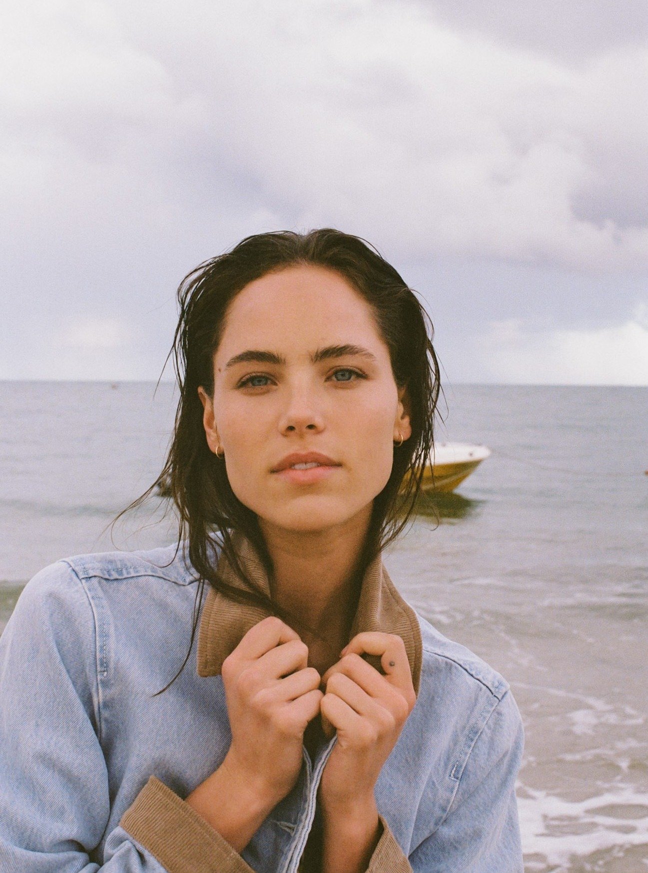 O Jessie Jacket da @rhythm &eacute; um casaco de ganga com feito 100% de algod&atilde;o, com um corte "oversized".

Tem detalhes contrastantes em corduroy no colarinho e punhos.

Um bom casaco de meia esta&ccedil;&atilde;o e para noites de 