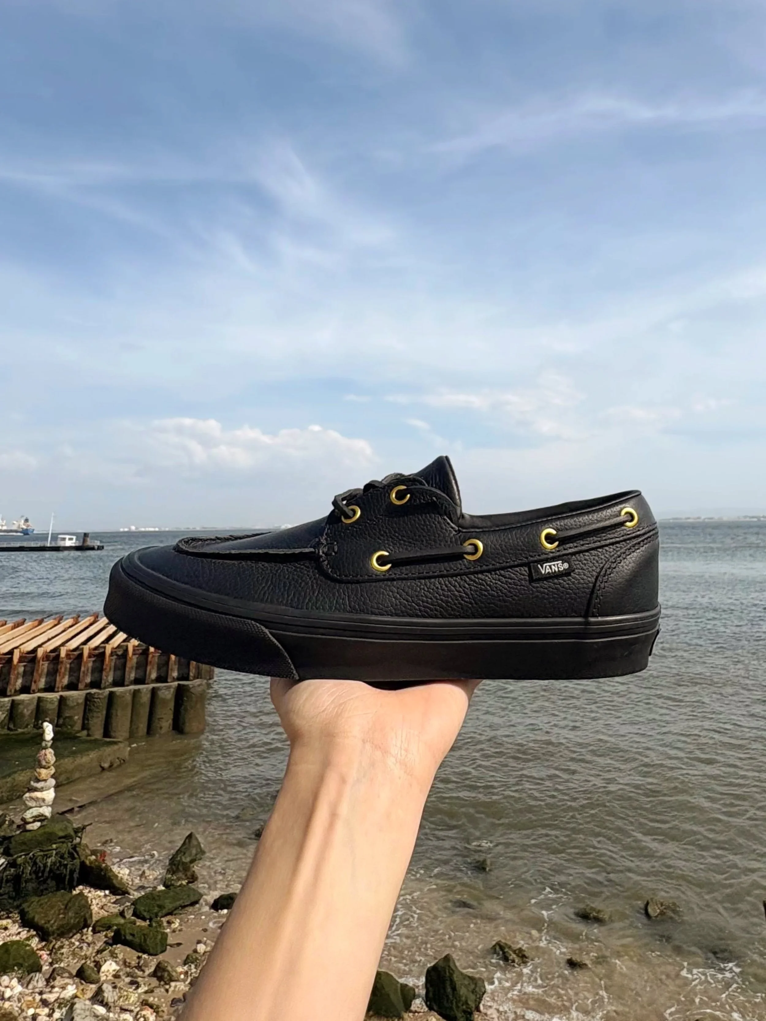 Estes sapatos de vela da @vans_europe transmitem uma confian&ccedil;a mais discreta, com linhas limpas e constru&iacute;dos para o movimento.

A textura do couro produz um aspeto visual intencionalmente relaxado, e a constru&ccedil;&atilde;o vulcaniz