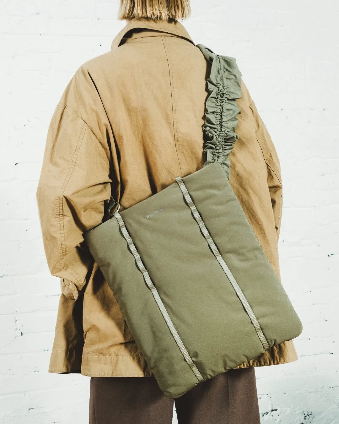 14" Cloud Shopper da @topologie.official

Uma solu&ccedil;&atilde;o simples e elegante para o seu computador port&aacute;til.

Esta mala almofadada e minimal tem apenas um compartimento grande para computador port&aacute;til mas infinitas possib