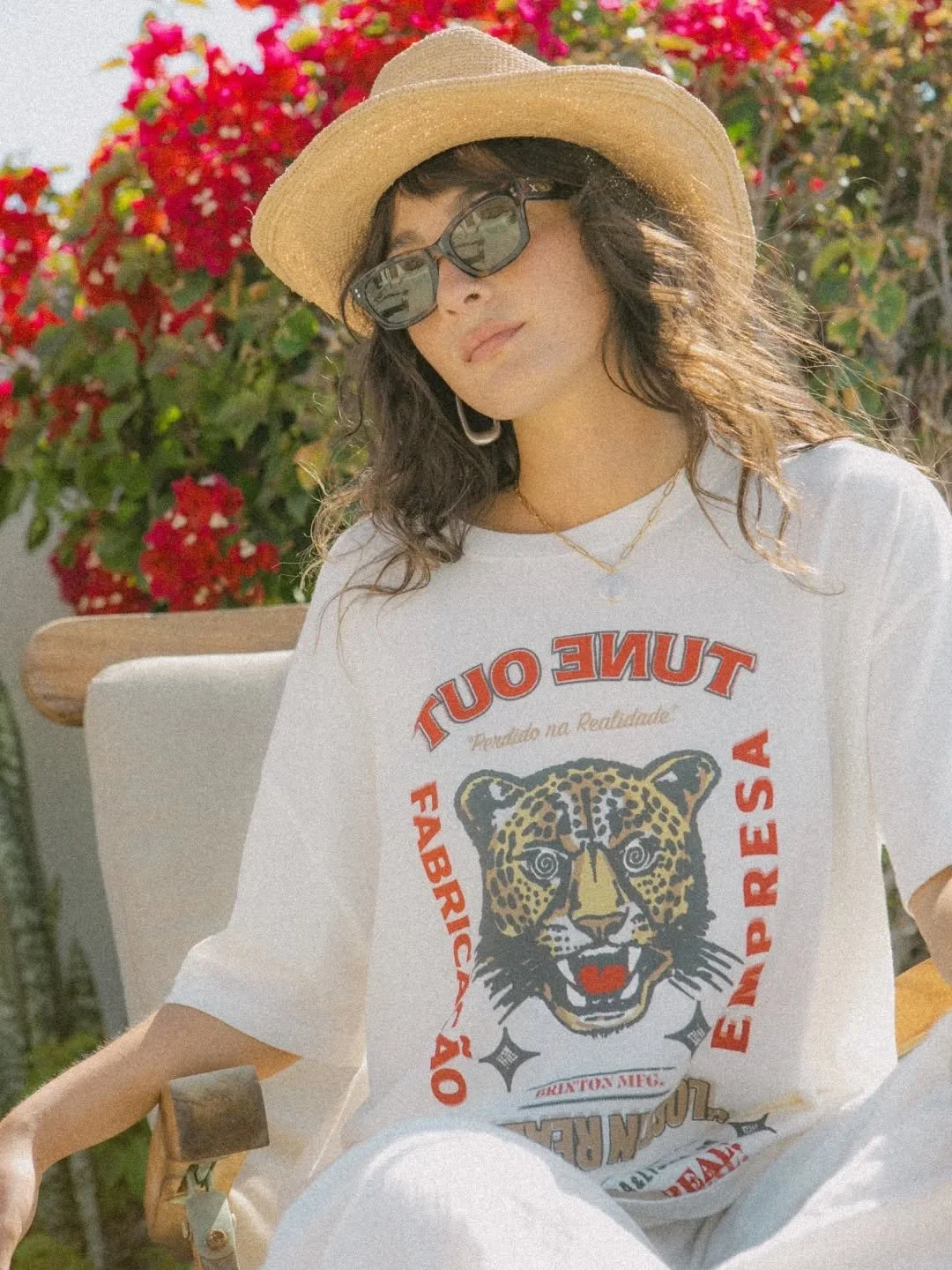 A Getaway Oversized BF Tee &eacute; talvez a t-shirt mais gira da cole&ccedil;&atilde;o ss26 da @brixtonwomens 

Feita de algod&atilde;o (com certificado Better Cotton Initiative) e com um corte relaxado grande, esta t-shirt apresenta um estampado in