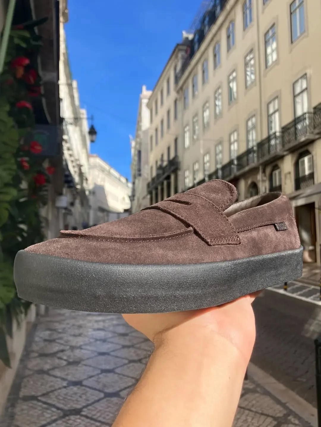 The lovechild of a creeper and a loafer

Estes mocassins de skate s&atilde;o uma interpreta&ccedil;&atilde;o que a @vans fez dos cl&aacute;ssicos creepers dos anos 50, sem atacadores, parte superior em camur&ccedil;a resistente e suave, sola vulcaniz