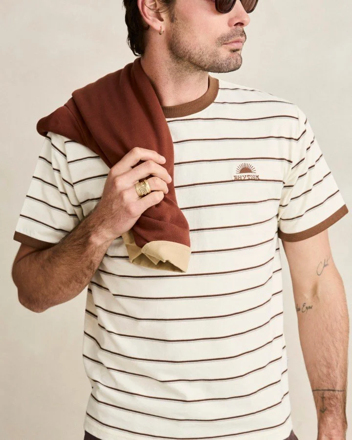 Field Guide SS T-shirt da @rhythm 

Feita de 100% algod&atilde;o, esta t-shirt de riscas horizontais t&ecirc;m um detalhe bordado na zona do peito e tamb&eacute;m um rebordo no colarinho e mangas.

#rhythm #aw26 #breeducs