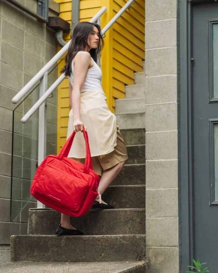 A Cloudform Duffle da @herschel tem um design minimalista e &eacute; fabricada com tecido acolchoado e leve. Oferece compartimentos e bolsos internos e externos para manter os seus pertences organizados. Tem um compartimento acolchoado que protege o 