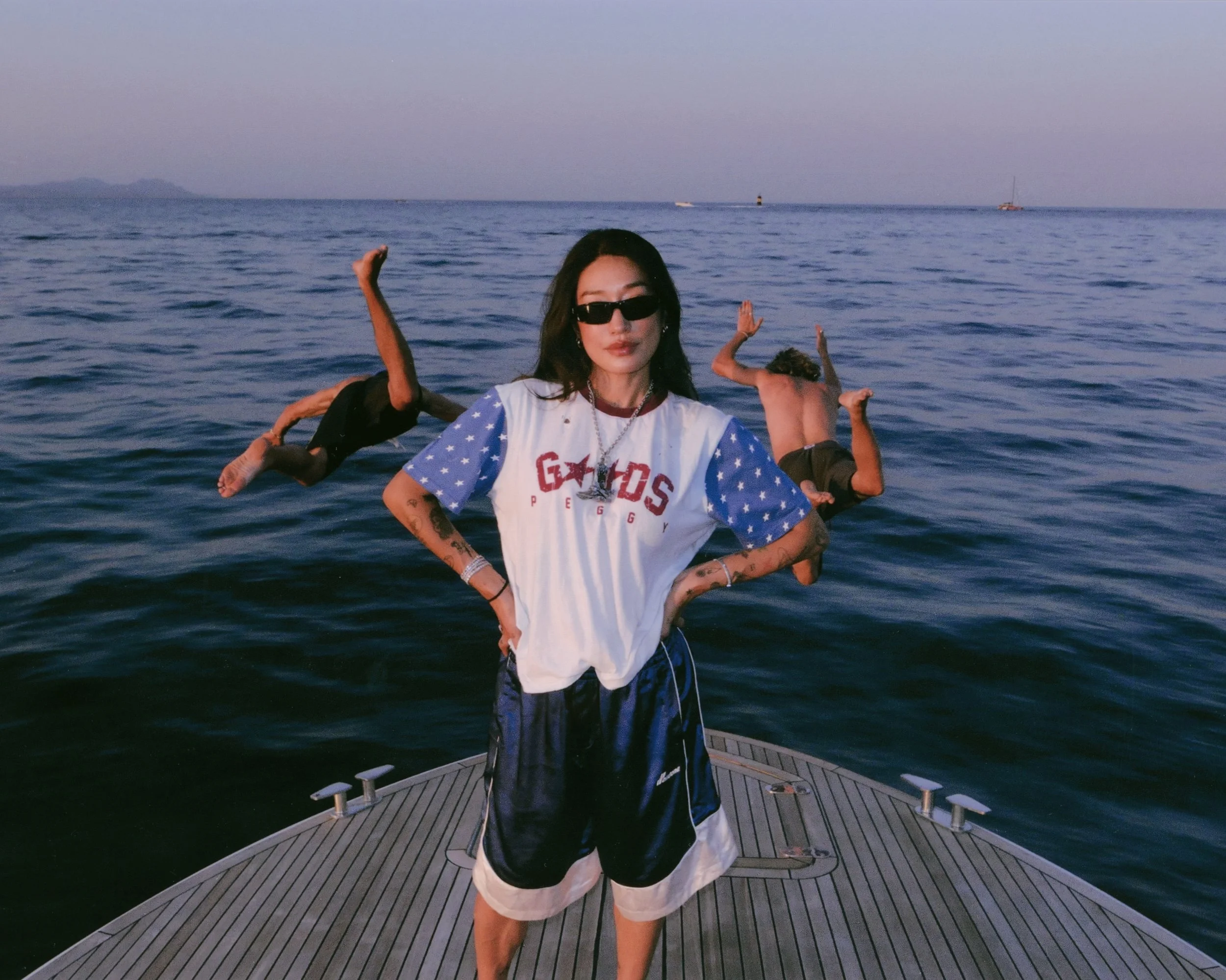 Mergulh&aacute;mos de cabe&ccedil;a na colabora&ccedil;&atilde;o entre a @twojeys e a dj sul-coreana @peggygou_

Na Breed podem encontrar a t-shirt e um modelo de bon&eacute; em duas cores diferentes.

nanananana nanananana

#twojeys #peggygou #breed
