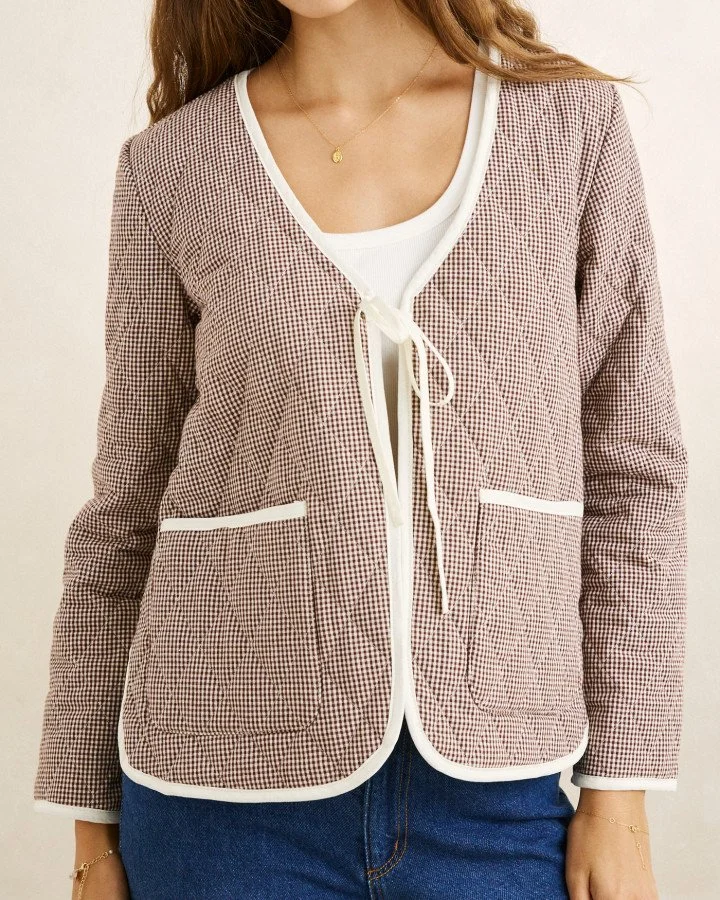 London Check Reversible Quilted Jacket da @rhythm 

&Eacute; um casaco acolchoado e revers&iacute;vel com um corte descontra&iacute;do. Tem atilhos para fechar e de um dos lados tem dois bolsos laterais.

&Eacute; uma pe&ccedil;a de meia esta&ccedil;