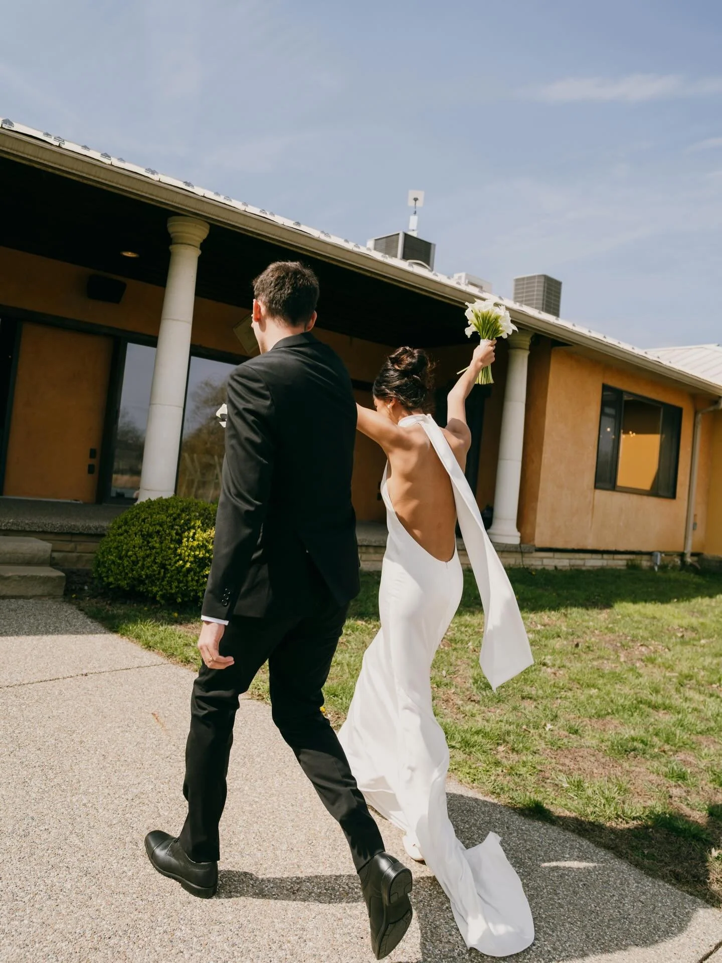 these were too good to not share ASAP😍. The cutest vineyard in southern Illinois was @blueskyvineyard with the sweetest couple!
-
-
-
-

Venue : @blueskyvineyard 
Photos : @kaijahandco 
Videography : @katt.films 
Hair by : @oliviagrace_beauty 
Dress