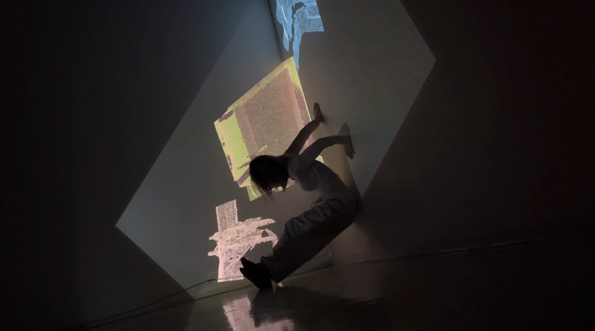Kylie_Rah_Gravity in a Weightless State_Projection mapping performance_Dimension Variable_2023.jpg
