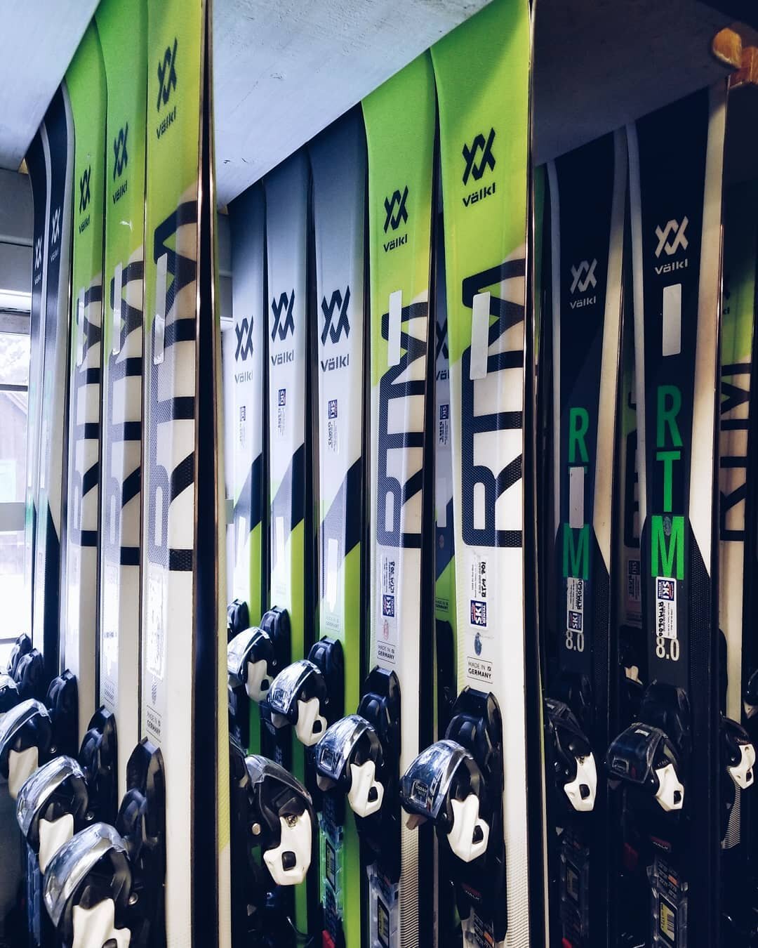 We keep our fleet fresh by constantly replacing our skis with new ones. Come on in and try this years new sport-ski. ⛷