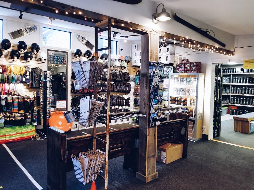 Holidays are here and we're ready for it!! Come on in and get your skis! We're open 8-6 every day! ❄⛷🏂💯 #skiing #skiheavenly #tahoesouth #winte #skishop