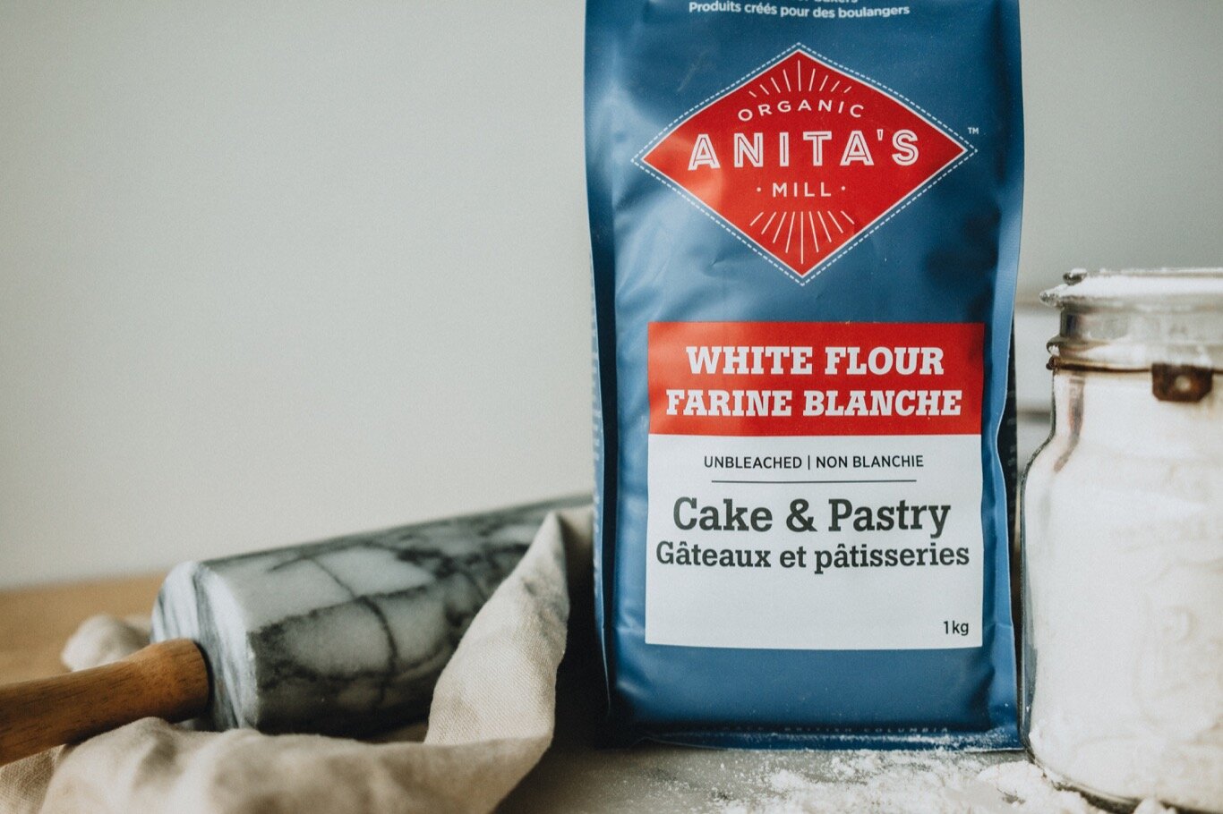 Anitas-Organic-Mill-Product-2020-1kg-cake-pastry-white-flour-rolling-pin-web.jpg