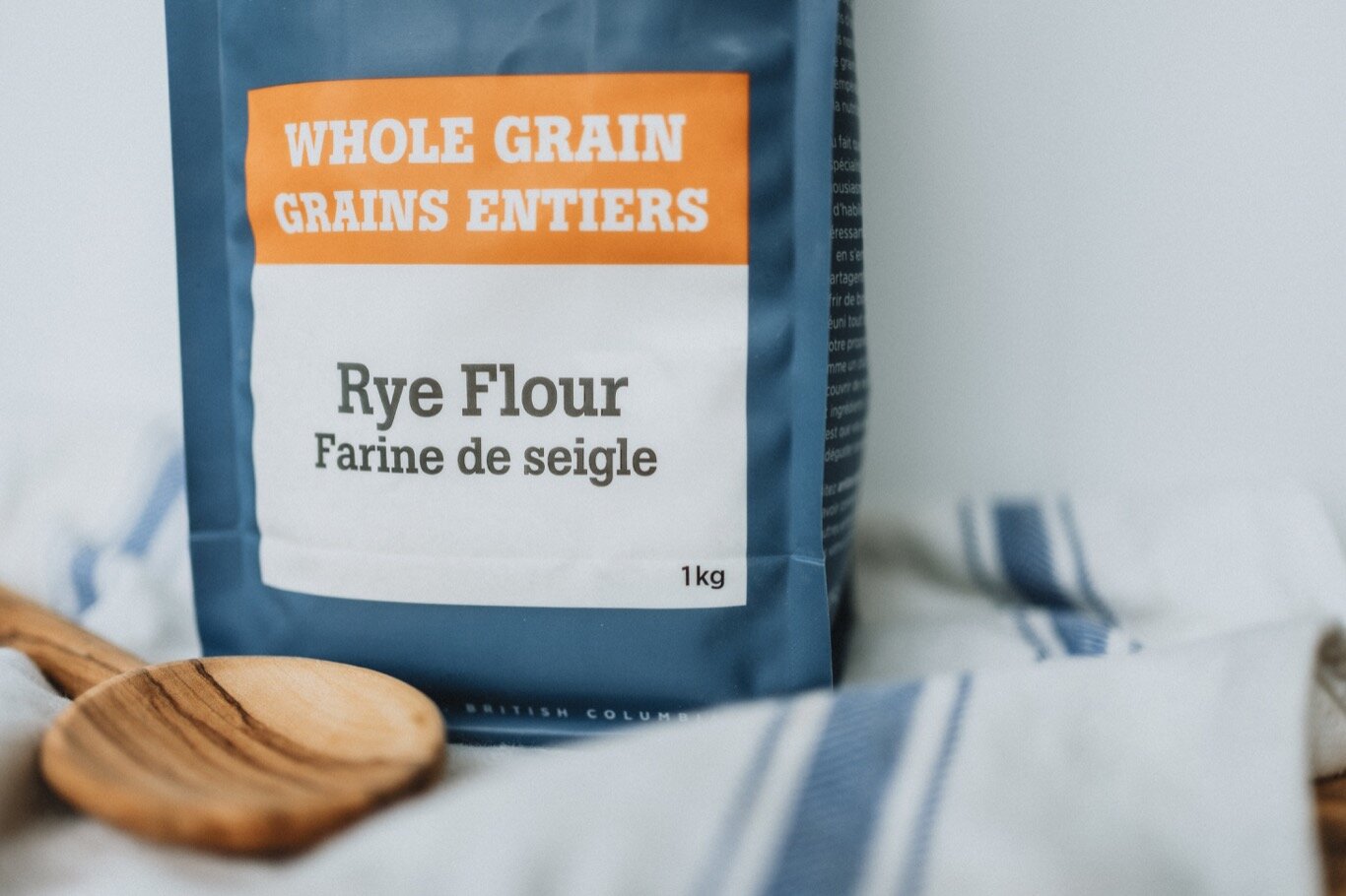 Anitas-Organic-Mill-Product-2020-whole-grain-rye-flour-1kg-horizontal-web.jpg