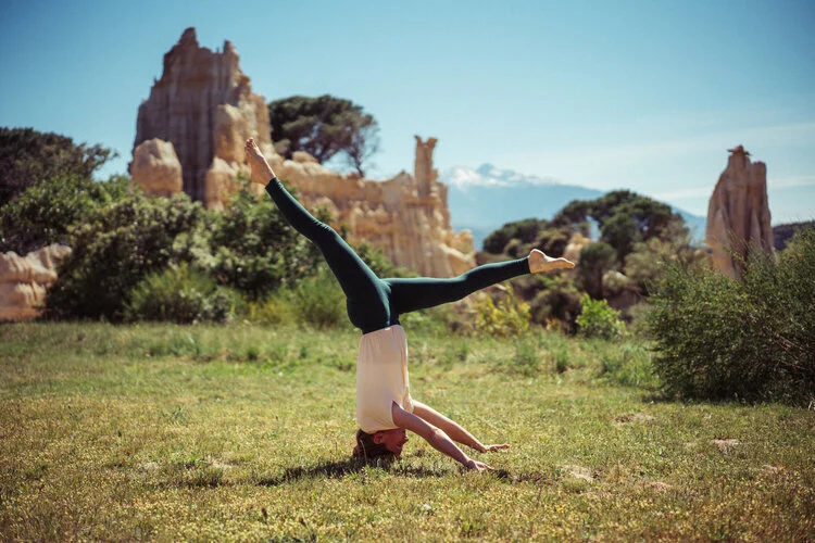 iris chasles en posture de hatha yoga