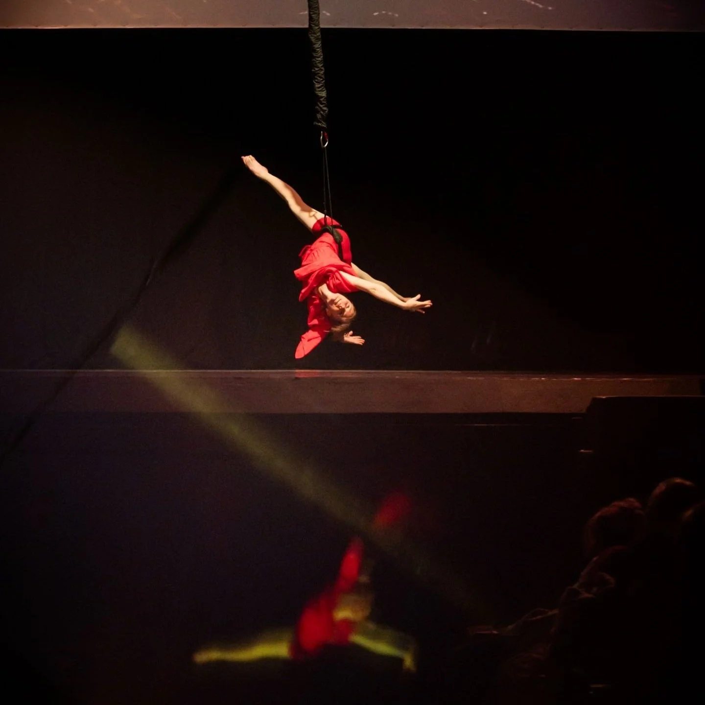 Iris Chasles, danseuse et thérapeute à Paris, explorant la libération émotionnelle par la danse aérienne (Bungee Dance) et le tournoiement.