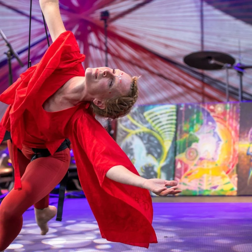 Iris Chasles en danse aérienne à l'élastique
