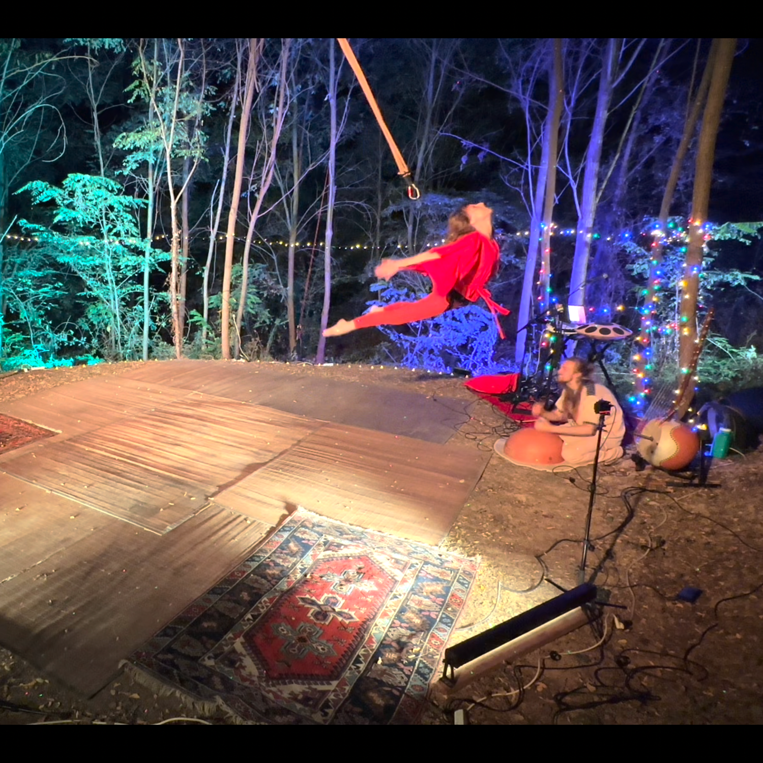 Iris Chasles dans les airs avec la bungee dance, David Lesage à la musique