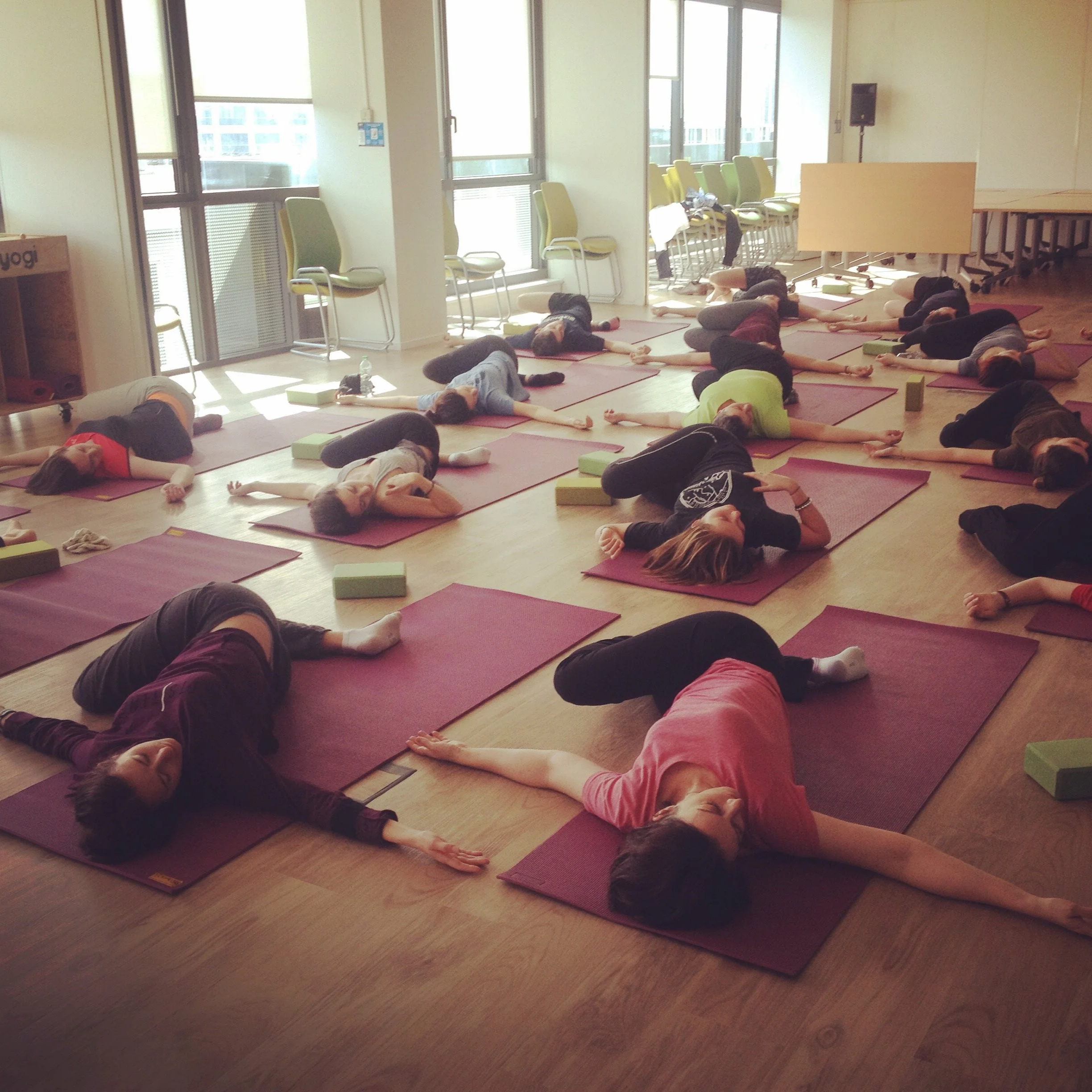 iris chasles guidant un cours de yoga détente en entreprise