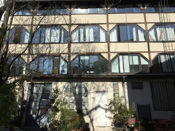 Façade du Nid à Paris 20, ancien atelier d'artiste dans une cour pavée pittoresque - Lieu de soin SOA, yoga intégral et psychothérapie.