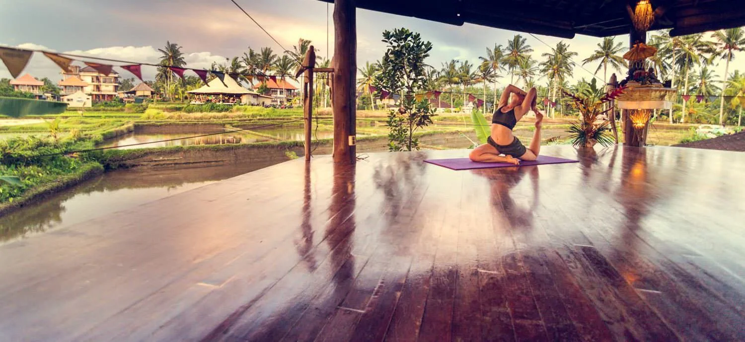 Shala de yoga ouvert sur la nature pour la pratique du yoga intégral et des rituels de bénédiction à Bali.