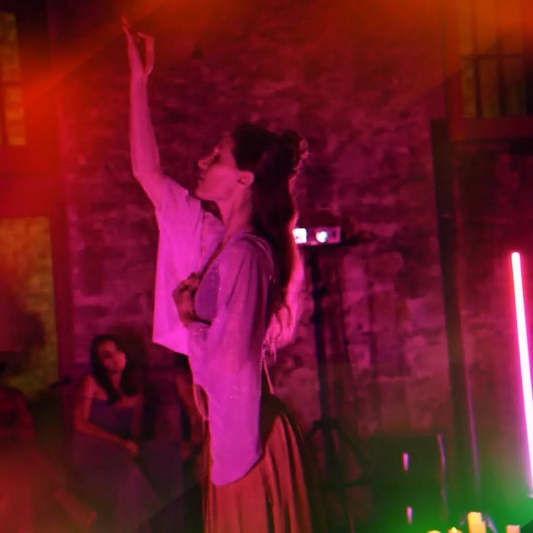Danse de tournoiement sur scène