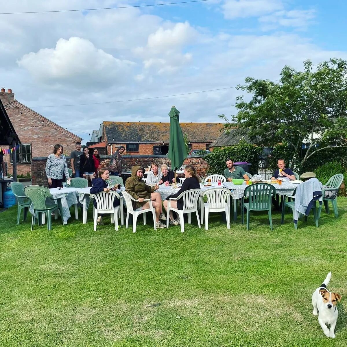 We couldn't do the work we do without the dedication of our team here at @shadeoakstud . 🐴
So back in June we celebrated during Racing Staff Week just to say a huge thank you to our fab team.🌟
Luckily the weather was fantastic and we had an enjoyab