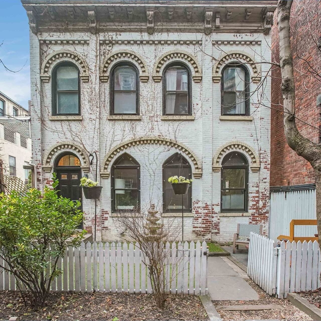 One of the last carriage houses in Jersey City 🐴🏡🕰️🪴

Historic charm with a modern twist! The perfect blend of classic architecture and modern convenience in this 2 bed, 1.5 bath gem in historic Downtown Jersey City.

📍275 8th St 5
Jersey City, 