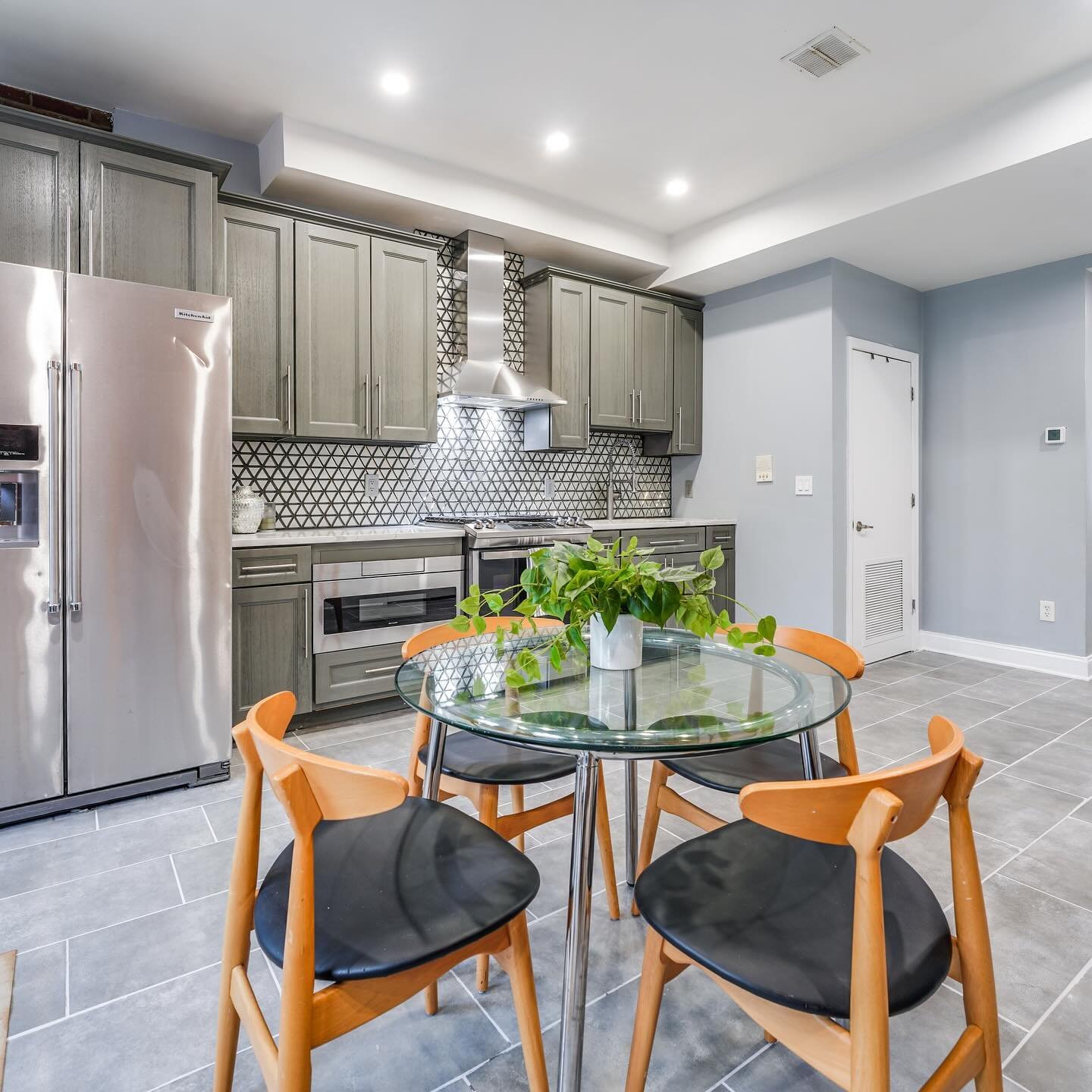 1,000 sq ft 2 bed 1 bath within WALKING distance of&hellip;

Hoboken and Newport Path/Light Rail Stations 🚉🚶&zwj;♂️

Close to business shopping plazas 🛍️ (Acme Supermarket, Target, Best Buy, Home Depot) and Newport Waterfront Park. 

💡Exciting ne
