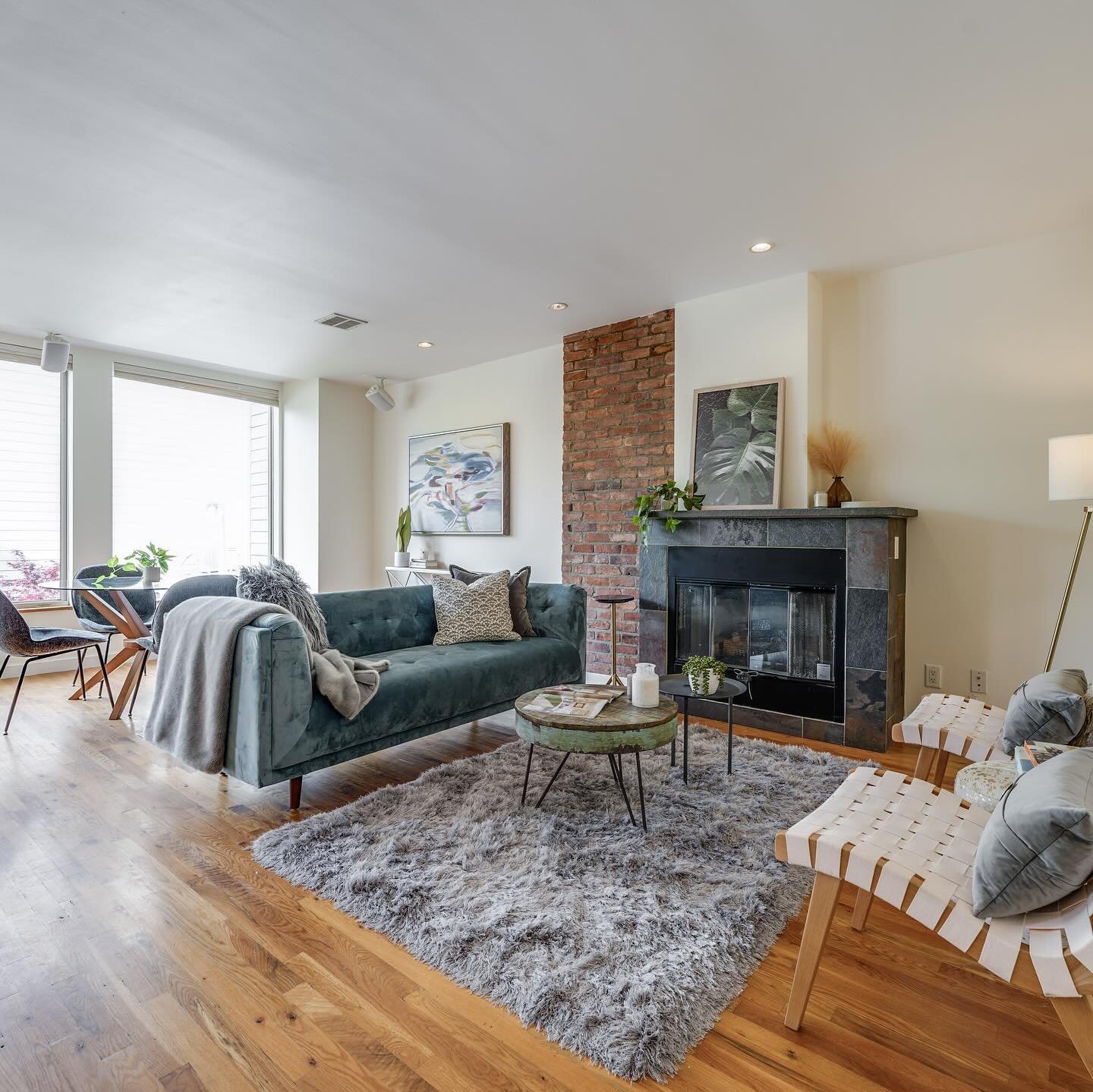 2 bed 🛌 1 bath 🛁 with a PRIVATE BACKYARD in&hellip;

Downtown Jersey City!

🏡 360 7th Street 2, Jersey City

Step inside and experience the spacious layout with modern, renovated, open kitchen and living area, plenty of room for living and dining 
