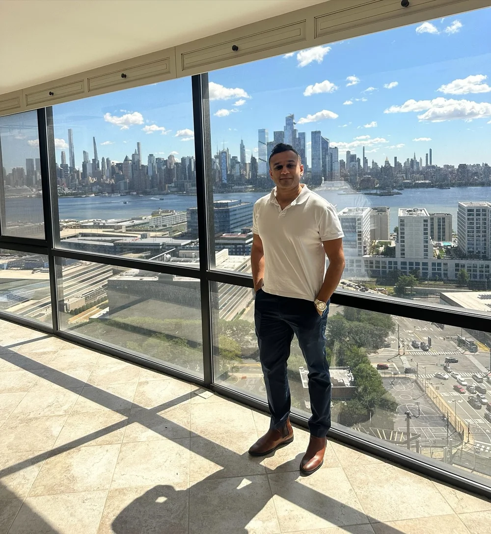 Throwing it back to @agentanysa first official closing with @thejillbiggsgroup. 

And it couldn&rsquo;t have been more special ✨ a first-time buyer who walked into Troy Towers in Union City, saw that view of the Manhattan skyline, and knew it had to 