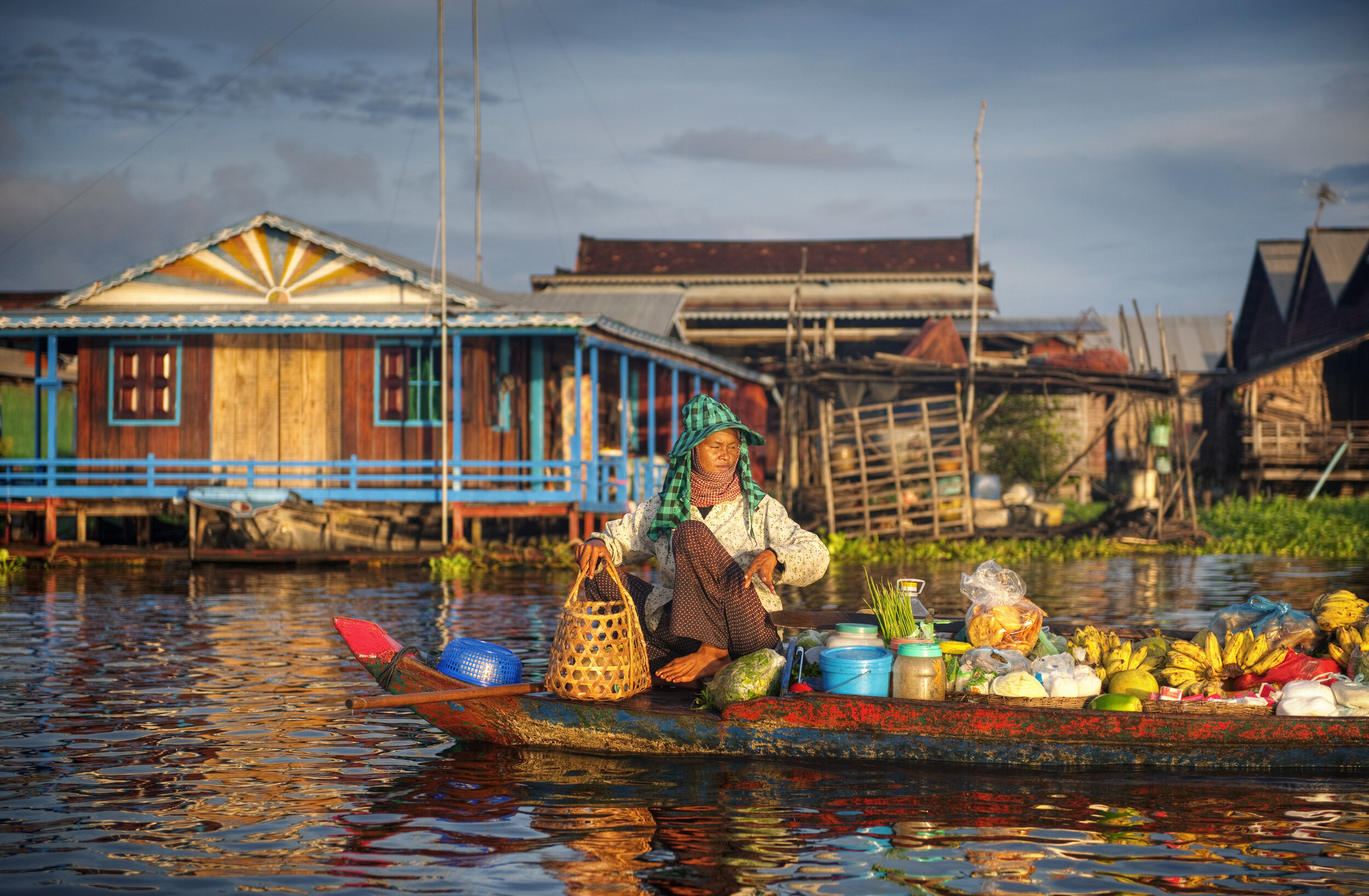 local-cambodian-seller-in-floating-market-P7P8CFL.jpg