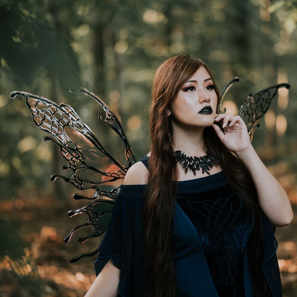 Happy Halloween everyone!! 👻 Finally getting around to posting this dark faerie session I did with the amazing @flyingbluewings . Wings are by @hellofaerie and dress by @holy___clothing 
.
.
.
.
.
.
.
.
.
#halloween #darkfae #darkfaerie #enchantedas