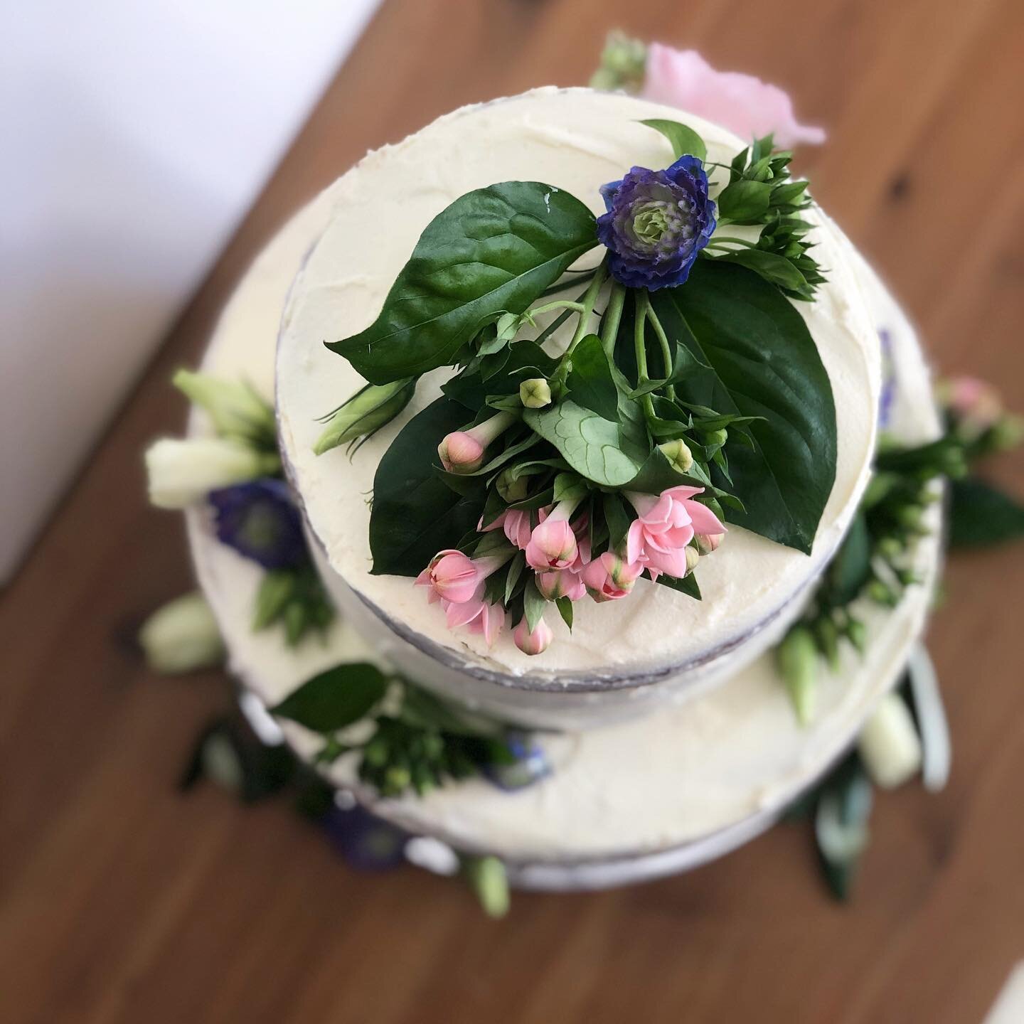 Wedding cake - slightly smaller than the usual, but just as lovely! Champagne sponge with fresh strawberry buttercream filling, and biscoff sponge with brown butter buttercream filling on top. 💕 + 🎂 = 🥳

#edinburgh #baking #sukibakes #eatlocal #sh