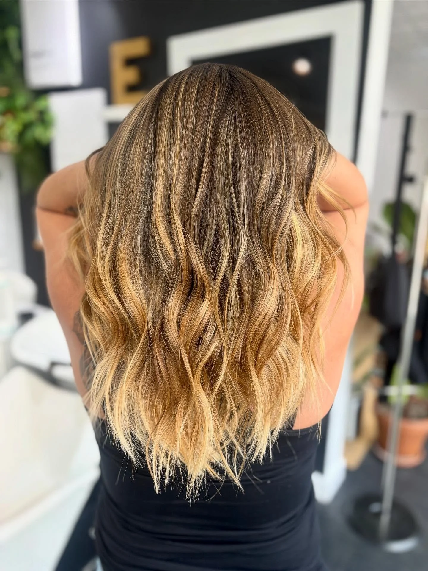 Warm, dimensional balayage &mdash; because fall hair should glow just like you 🍂🤎 @hairbybekah.cda 

#downtownhair #earthlybeauty #earthlybeautybar #cda #cdaidaho #idaho #idahome #idahostylist #hair #salon #luxury #luxurysalon #cdasalon #downtown #