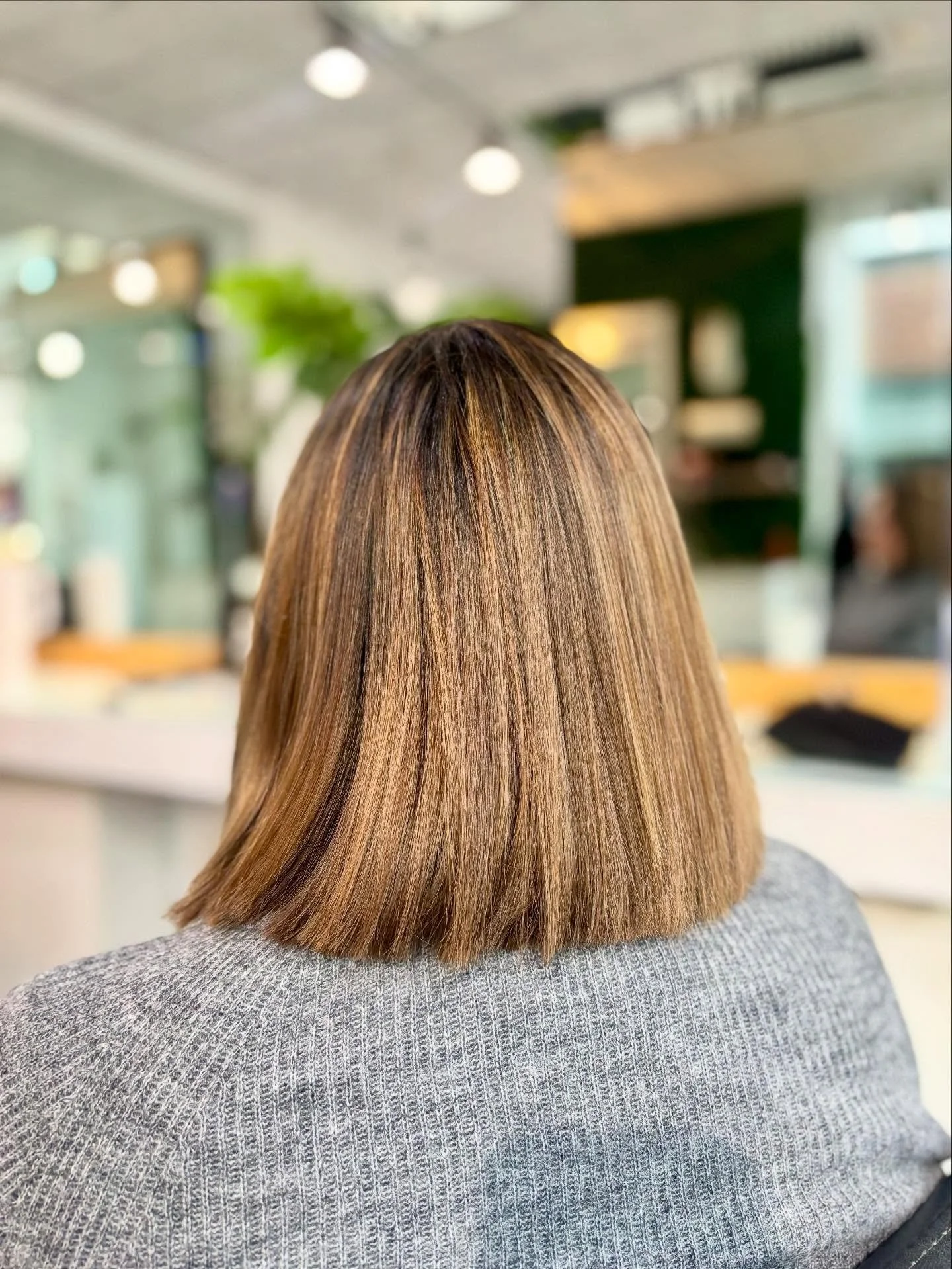 Swipe to see the before of this gorgeous color and cut transformation done by @hairbybekah.cda ✨✂️

#downtownhair #earthlybeauty #earthlybeautybar #cda #cdaidaho #idaho #idahome #idahostylist #hair #salon #luxury #luxurysalon #cdasalon #downtown #dow