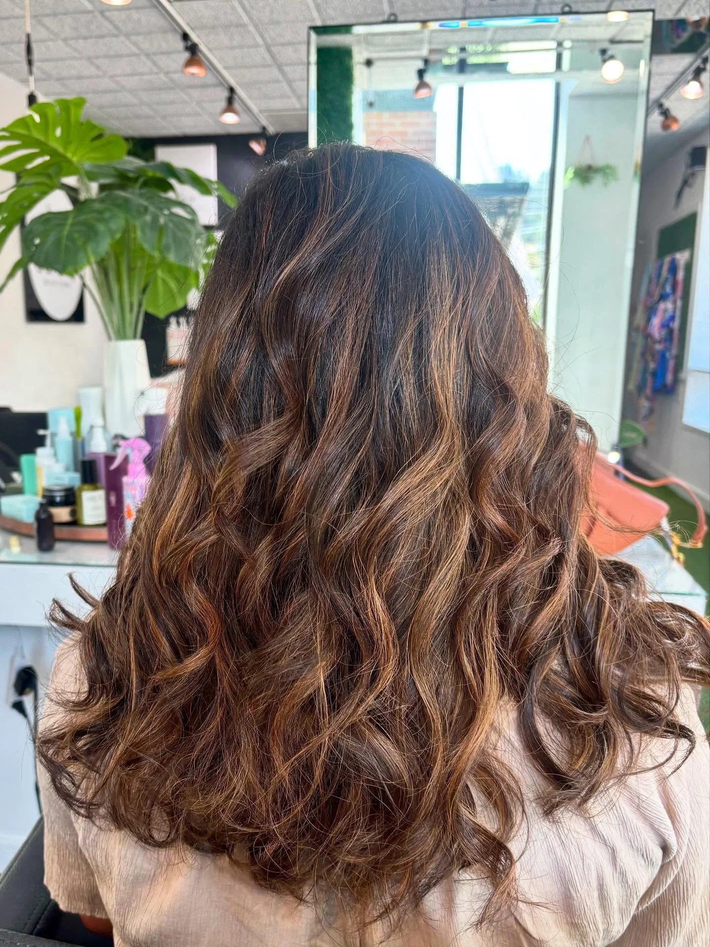 Balayage by @hairbybekah.cda !! This is stunning 😍!! Check out the before and after 🩷
.
#Wedding #earthlybeauty #earthlybeautybar #cda #cdaidaho #idaho #idahome #idahostylist #hair #salon #luxury #luxurysalon #cdasalon #downtown #downtowncda #updo 